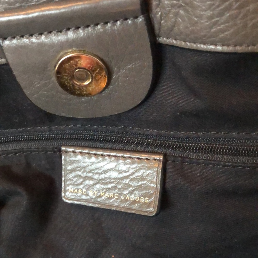 Large Marc Jacob’s purse, charcoal gray, gold hardware- excellent condition. - Picture 3 of 8